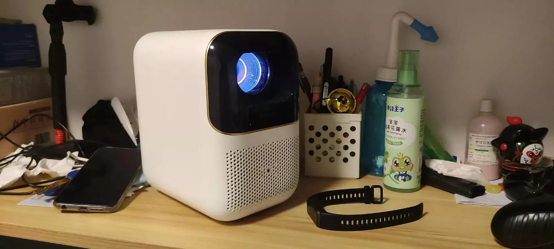 小明投影儀開機很響怎么辦