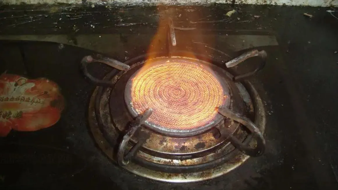 燃氣灶冒黑煙怎么處理