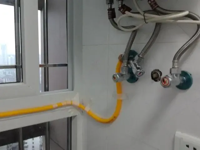 熱水器燃?xì)夤茉趺窗惭b