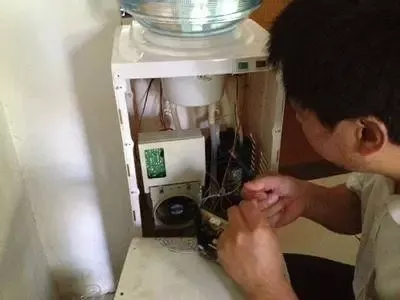 小飲水機有異味怎么辦