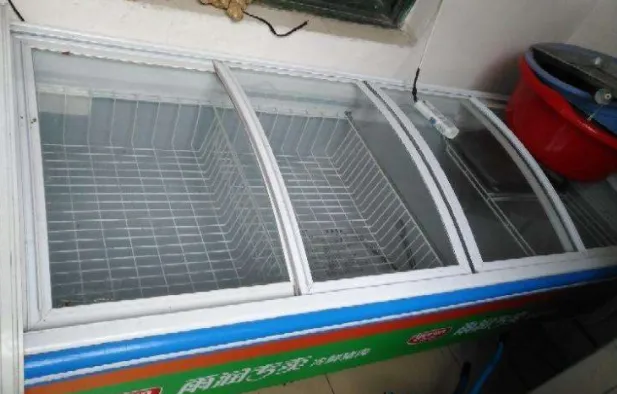 冰柜兩側發熱怎么回事