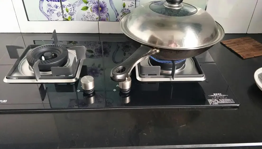 燃氣灶旁邊出火怎么辦