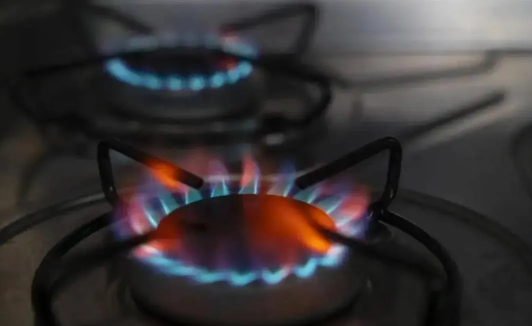 燃氣灶冒紅火是怎么回事