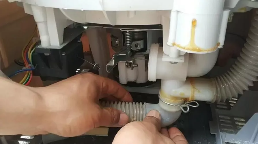 洗衣機后背蓋漏水怎么修