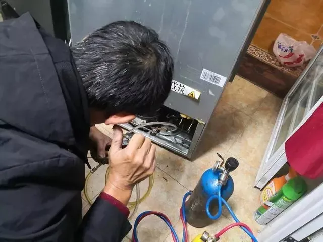 無霜冰箱風機壞了怎么修