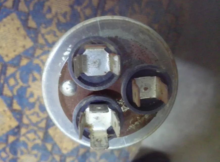 空調壓縮機接線柱炸裂原因