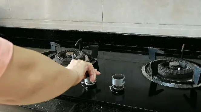 燃氣灶一松手就滅是怎么回事