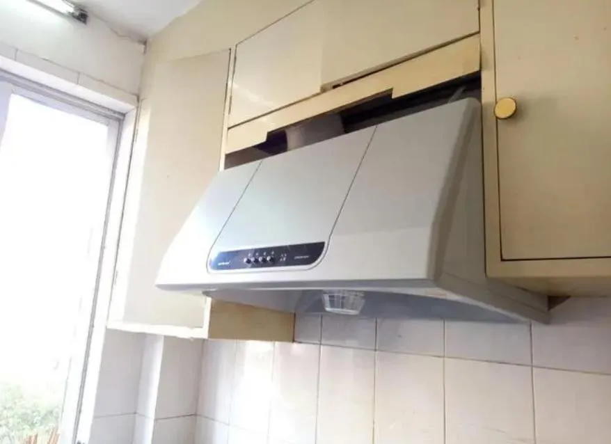 抽油煙機發出嗡嗡作響