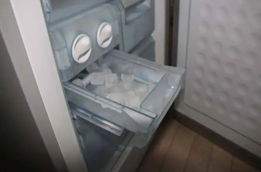 美菱冰箱下面怎么有水