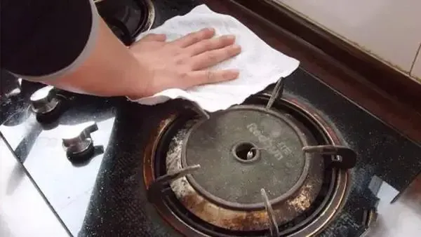 燃氣灶灶臺下漏油怎么辦