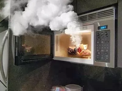 微波爐用完后冒煙怎么辦