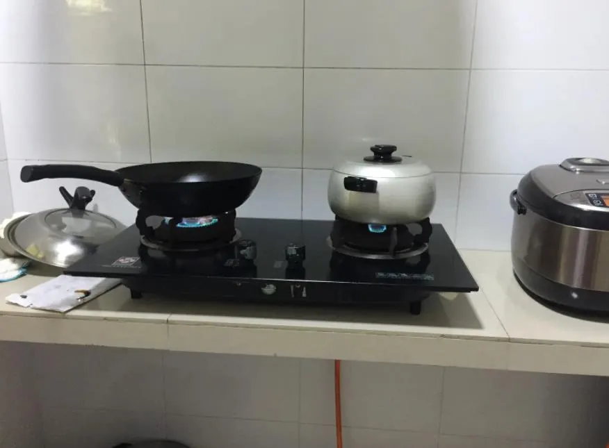 燃?xì)庠钤谂_面松動怎么辦