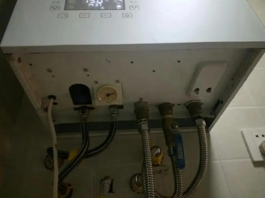 壁掛爐泄壓漏水怎么辦