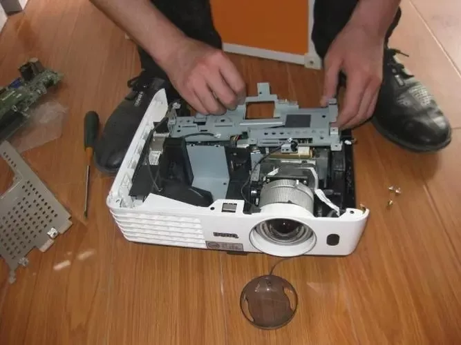 投影儀只有紅藍燈亮怎么辦