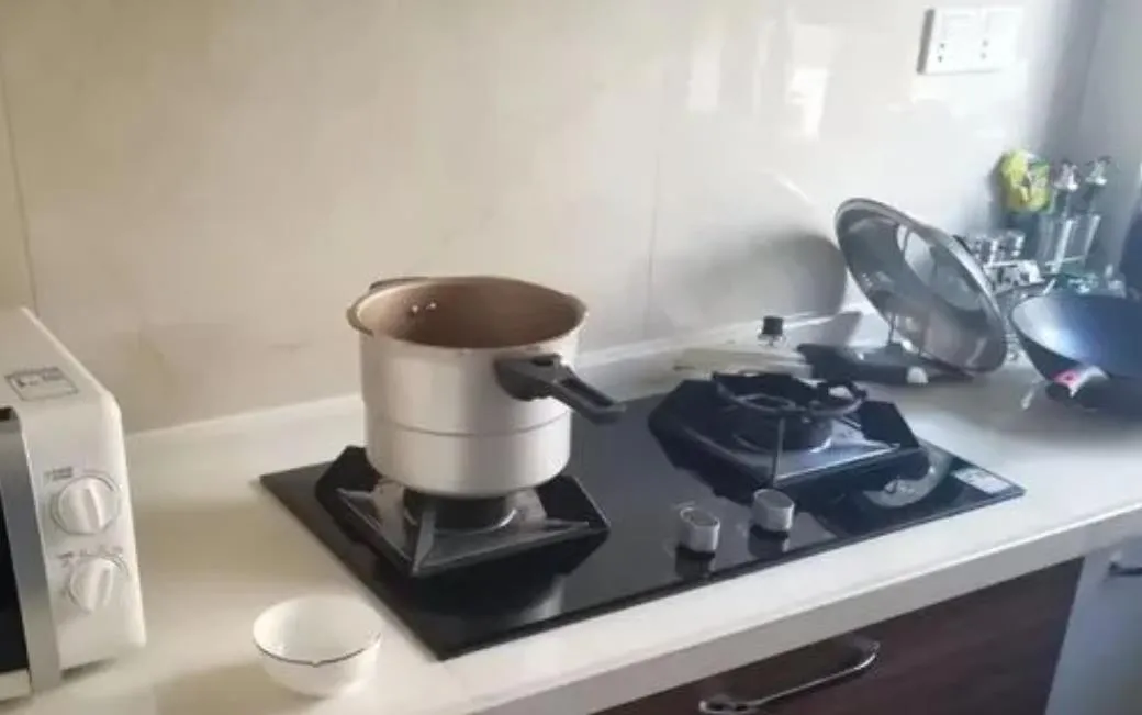 燃氣灶一放鍋就滅火怎么處理