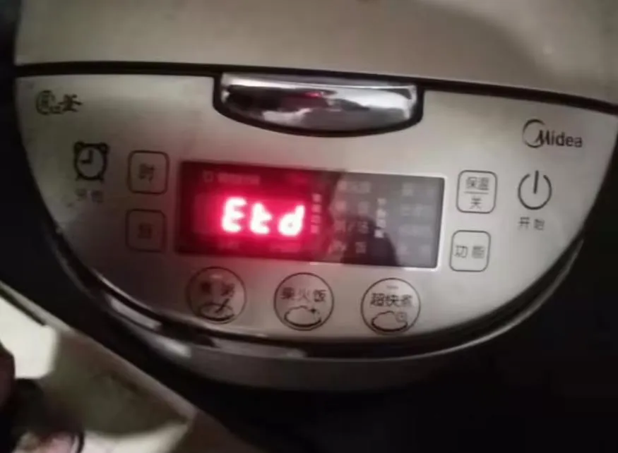 電飯煲按下去就跳上來怎么回事