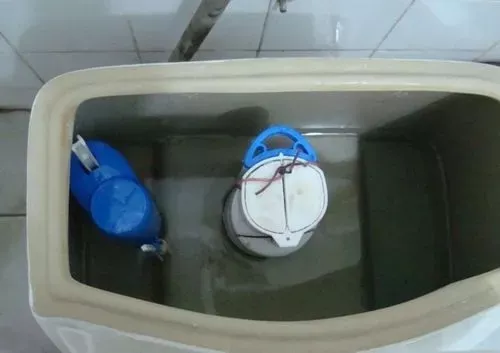 馬桶后面中間溢水怎么辦