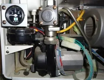 壁掛爐漏水不停怎么辦