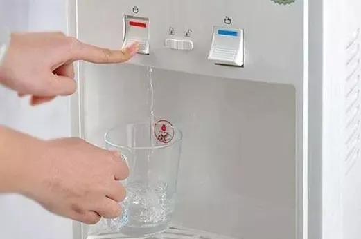 飲水機自己漏熱水怎么辦