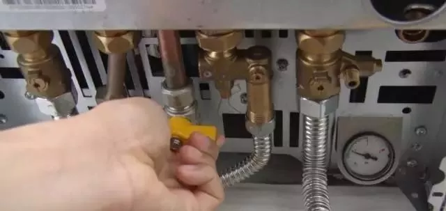 威能壁掛爐排煙管有凝水怎么解決