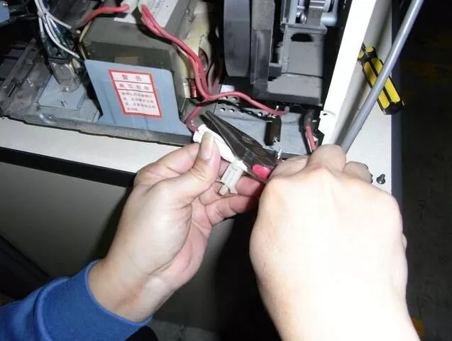 微波爐左邊擋板壞了怎么辦